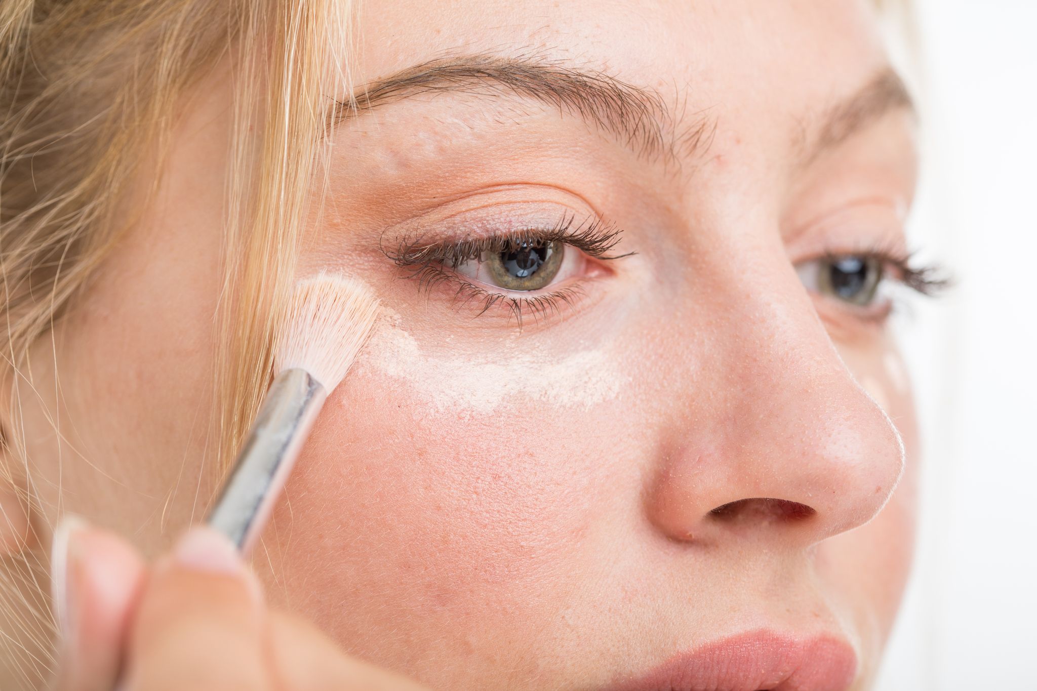 Flecken, Rötungen und Pickel? So trägt man Concealer auf